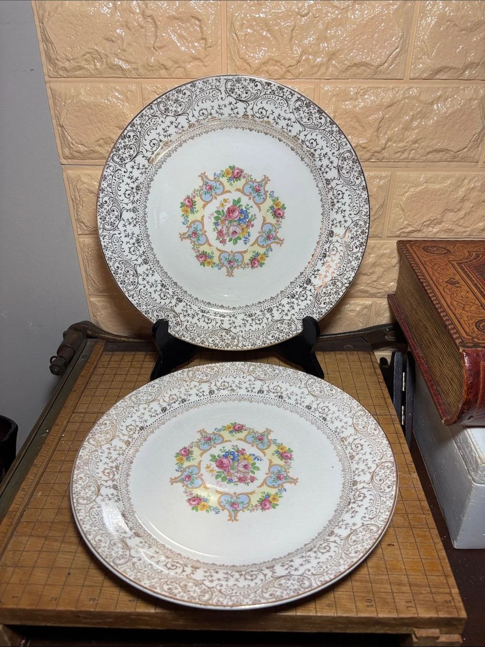 Pair Parisian Center Dinner Plates 10 1/8”D Made USA 22K Gold Pattern Rim Floral